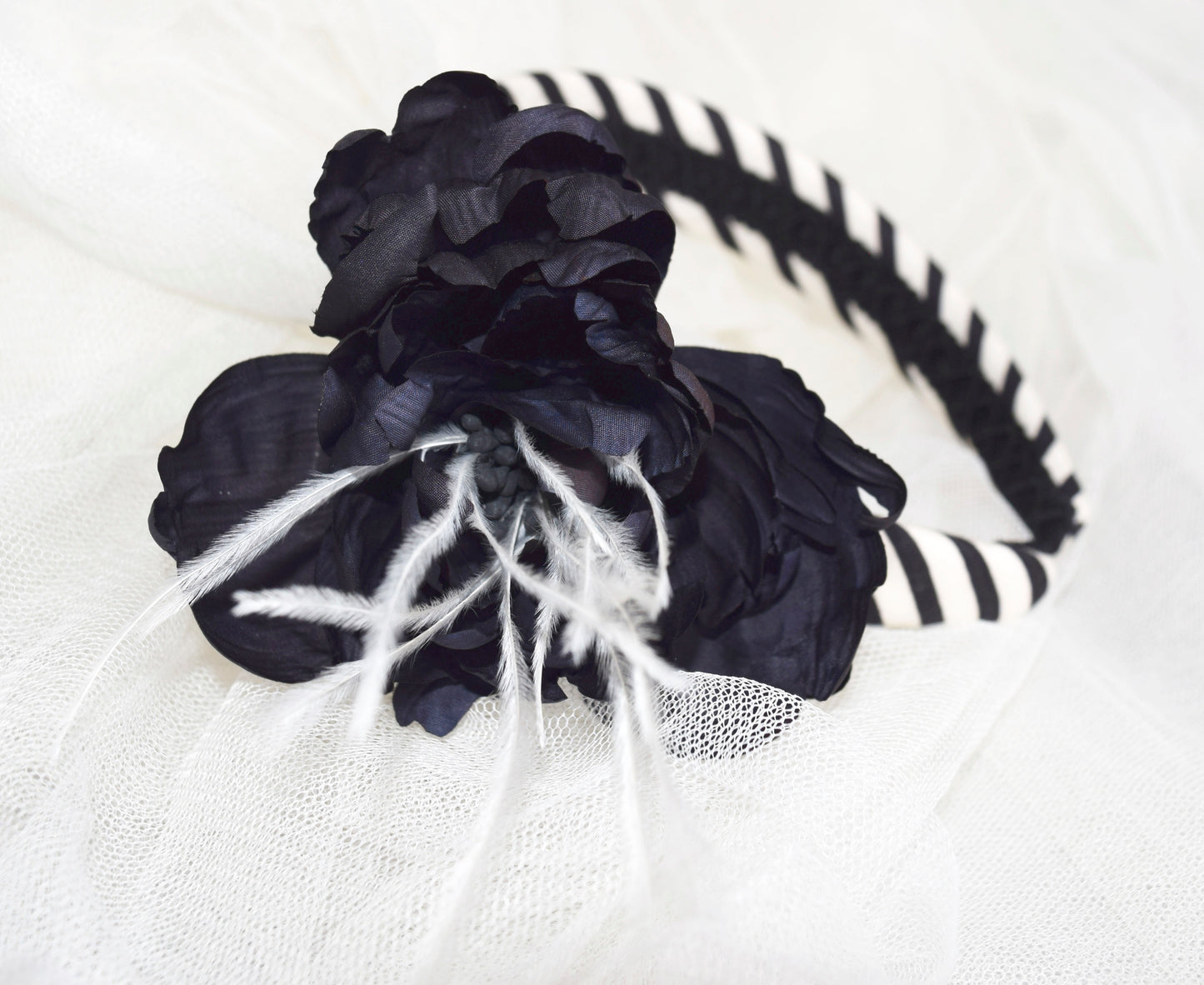 Diadema para boda. Diadema elegante blanca y negra. Diadema para invitada, tocado fascinator con flor negra.