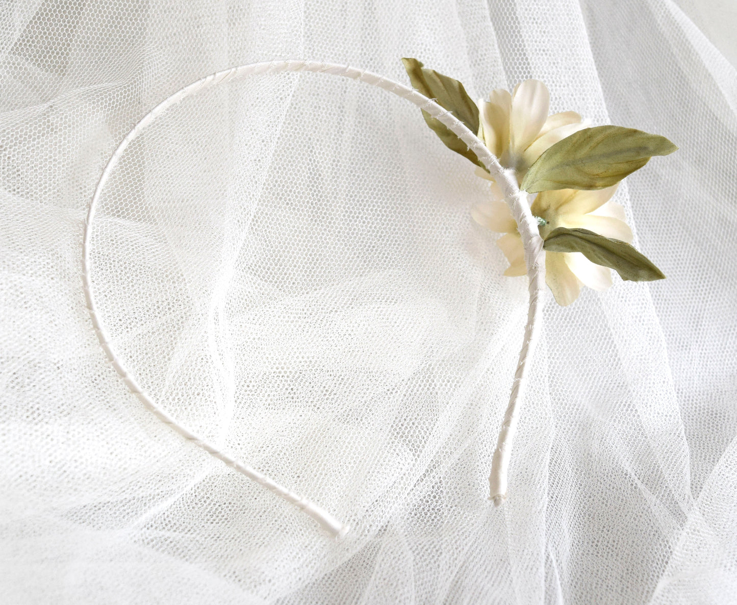 Diadema de margaritas para boda, Diadema floral para mujer, Diadema blanca para invitada, Diadema de flores blancas para comunión.