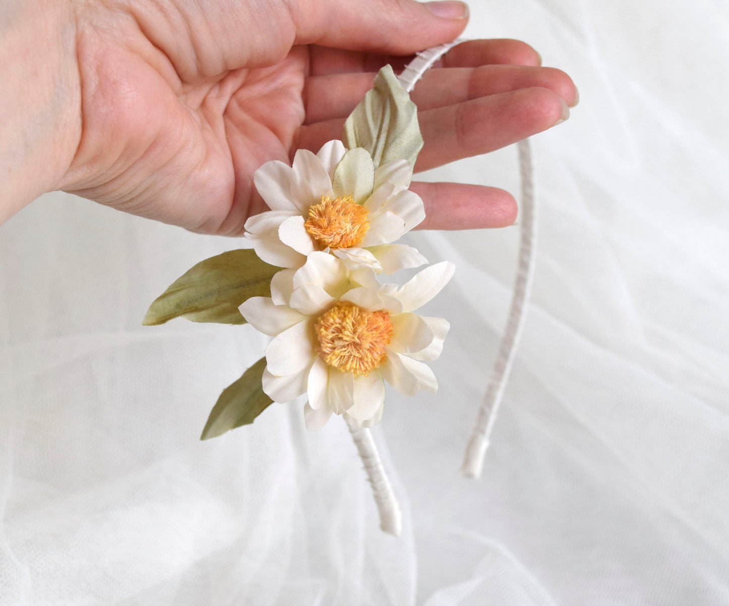 Diadema de margaritas para boda, Diadema floral para mujer, Diadema blanca para invitada, Diadema de flores blancas para comunión.