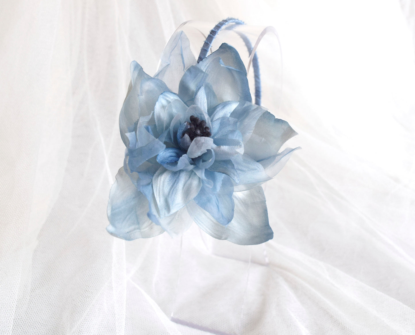 Diadema con flor azul para invitada. Tocado floral para boda, Flor de seda azul para madrina.