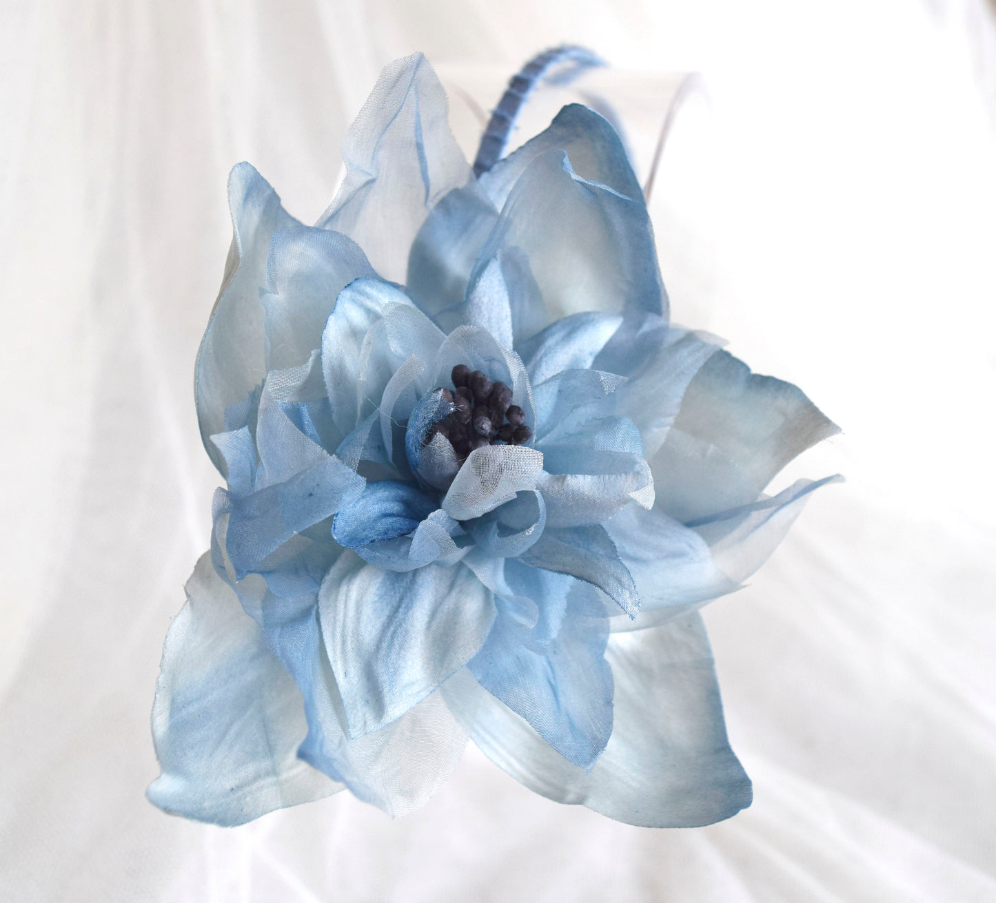 Diadema con flor azul para invitada. Tocado floral para boda, Flor de seda azul para madrina.