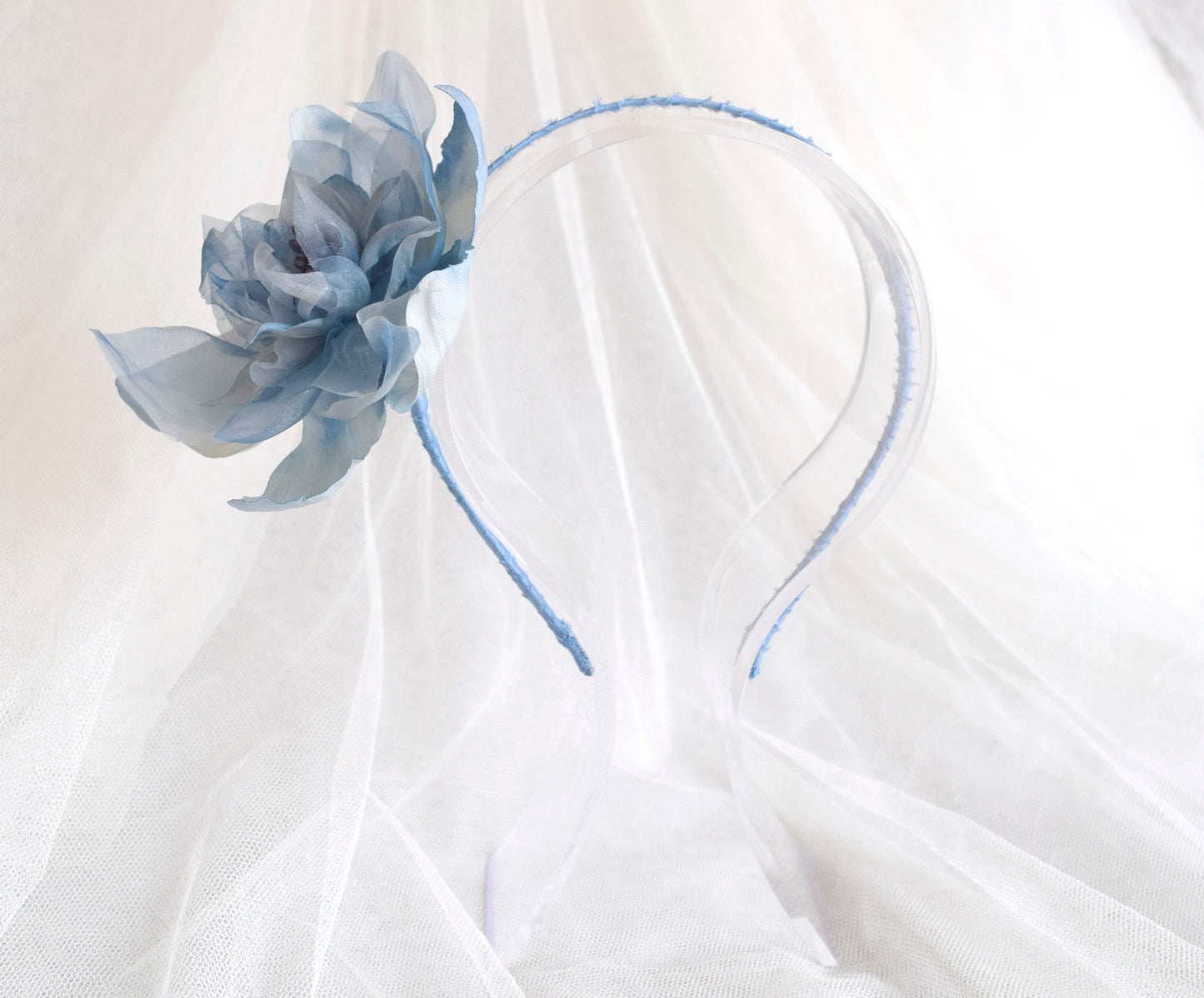 Diadema con flor azul para invitada. Tocado floral para boda, Flor de seda azul para madrina.