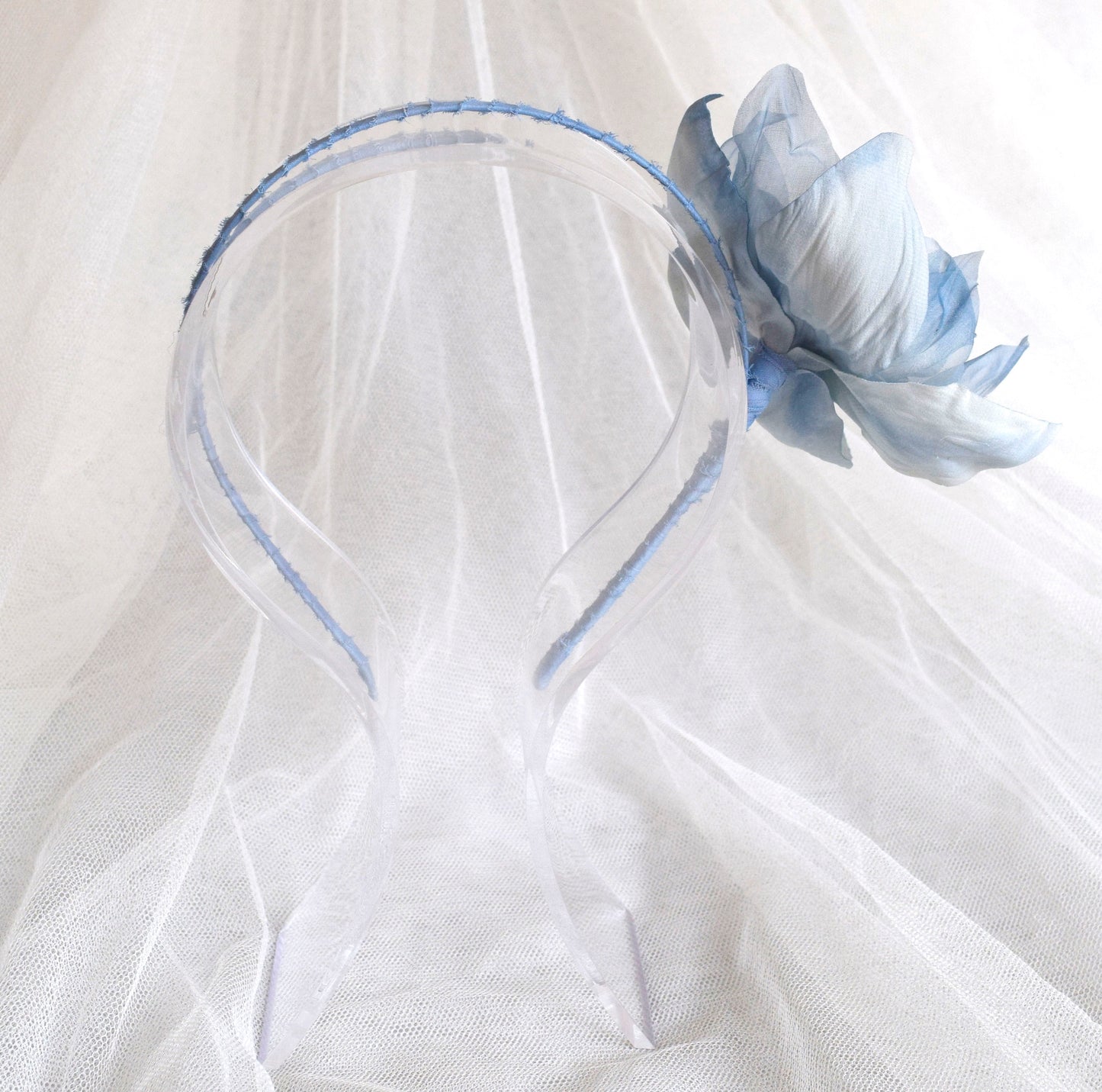 Diadema con flor azul para invitada. Tocado floral para boda, Flor de seda azul para madrina.