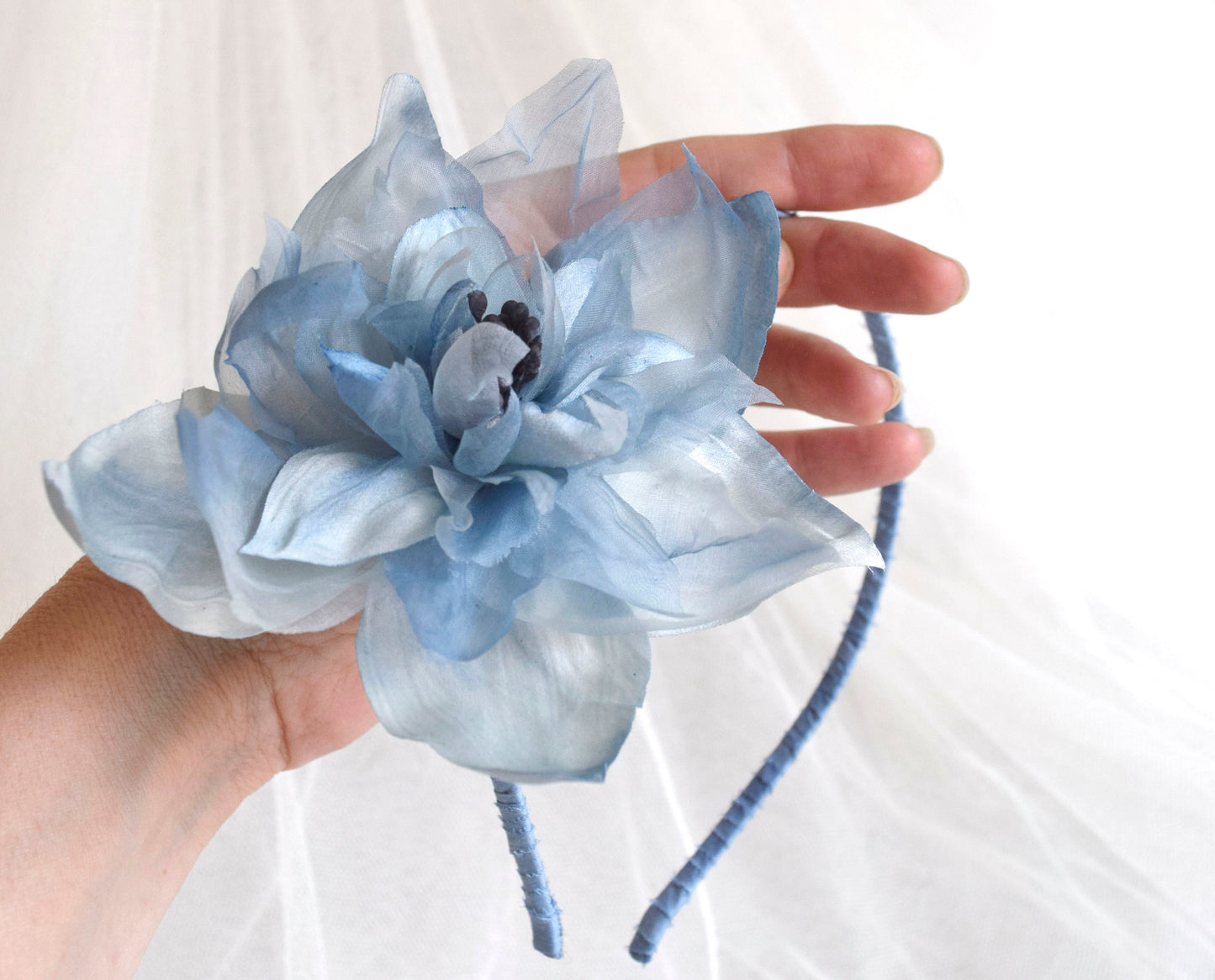 Diadema con flor azul para invitada. Tocado floral para boda, Flor de seda azul para madrina.