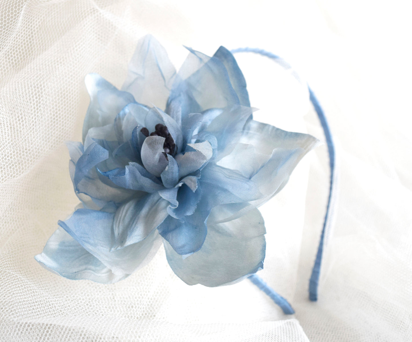 Diadema con flor azul para invitada. Tocado floral para boda, Flor de seda azul para madrina.