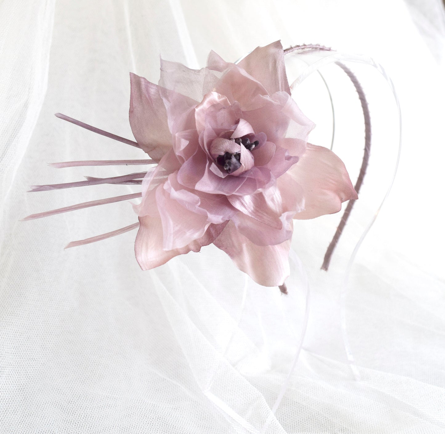 Diadema con flor rosa para boda, Tocado para madrina. Diadema floral para invitada. Flor de seda para el pelo.