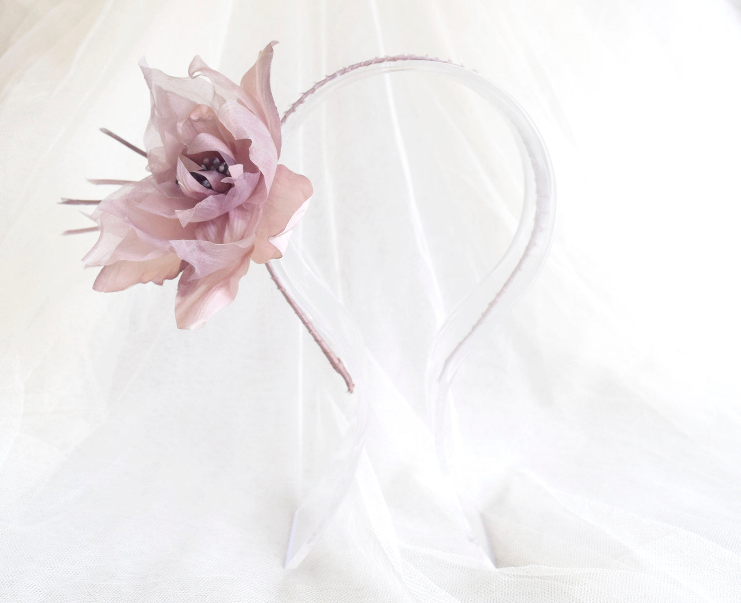 Diadema con flor rosa para boda, Tocado para madrina. Diadema floral para invitada. Flor de seda para el pelo.