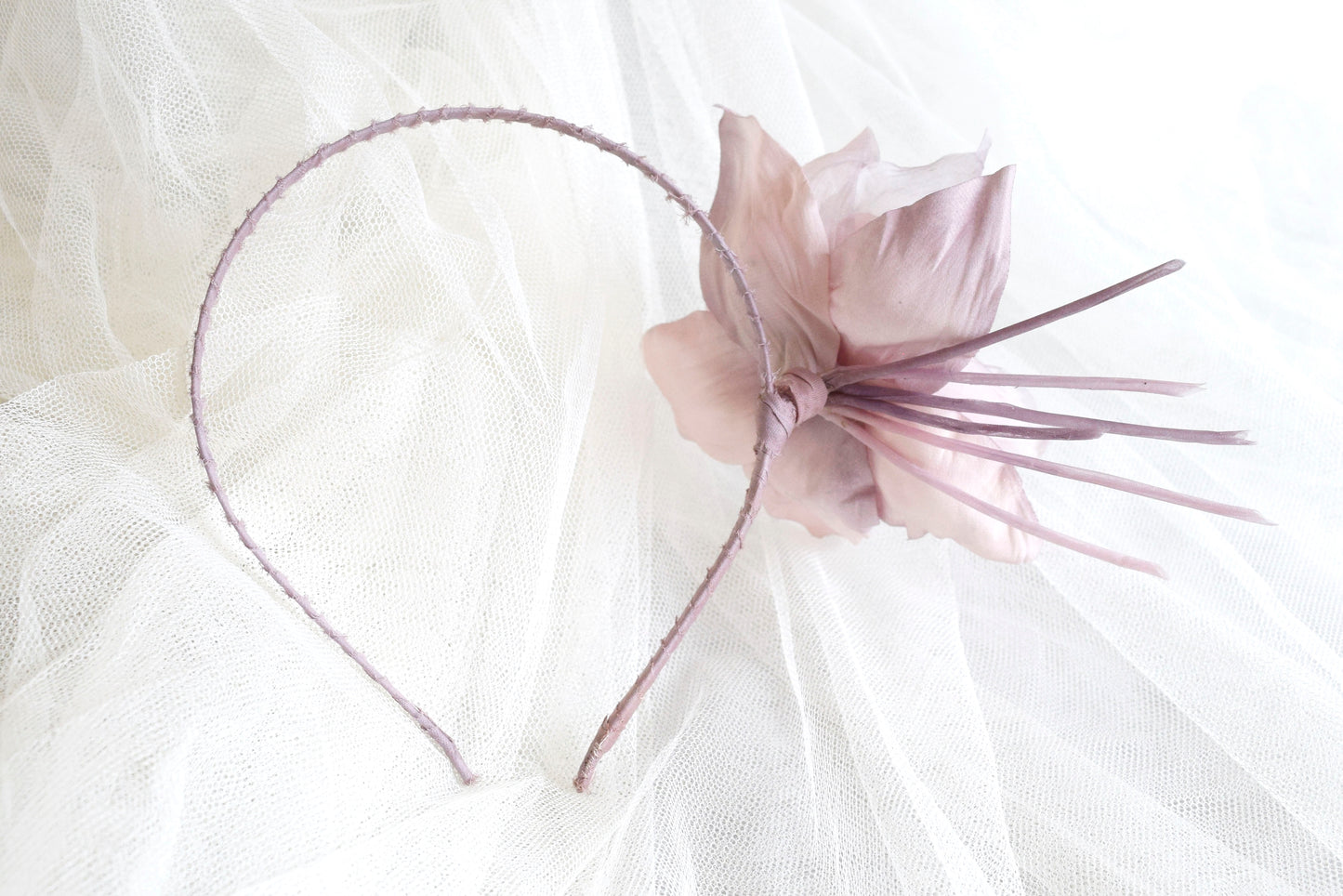 Diadema con flor rosa para boda, Tocado para madrina. Diadema floral para invitada. Flor de seda para el pelo.