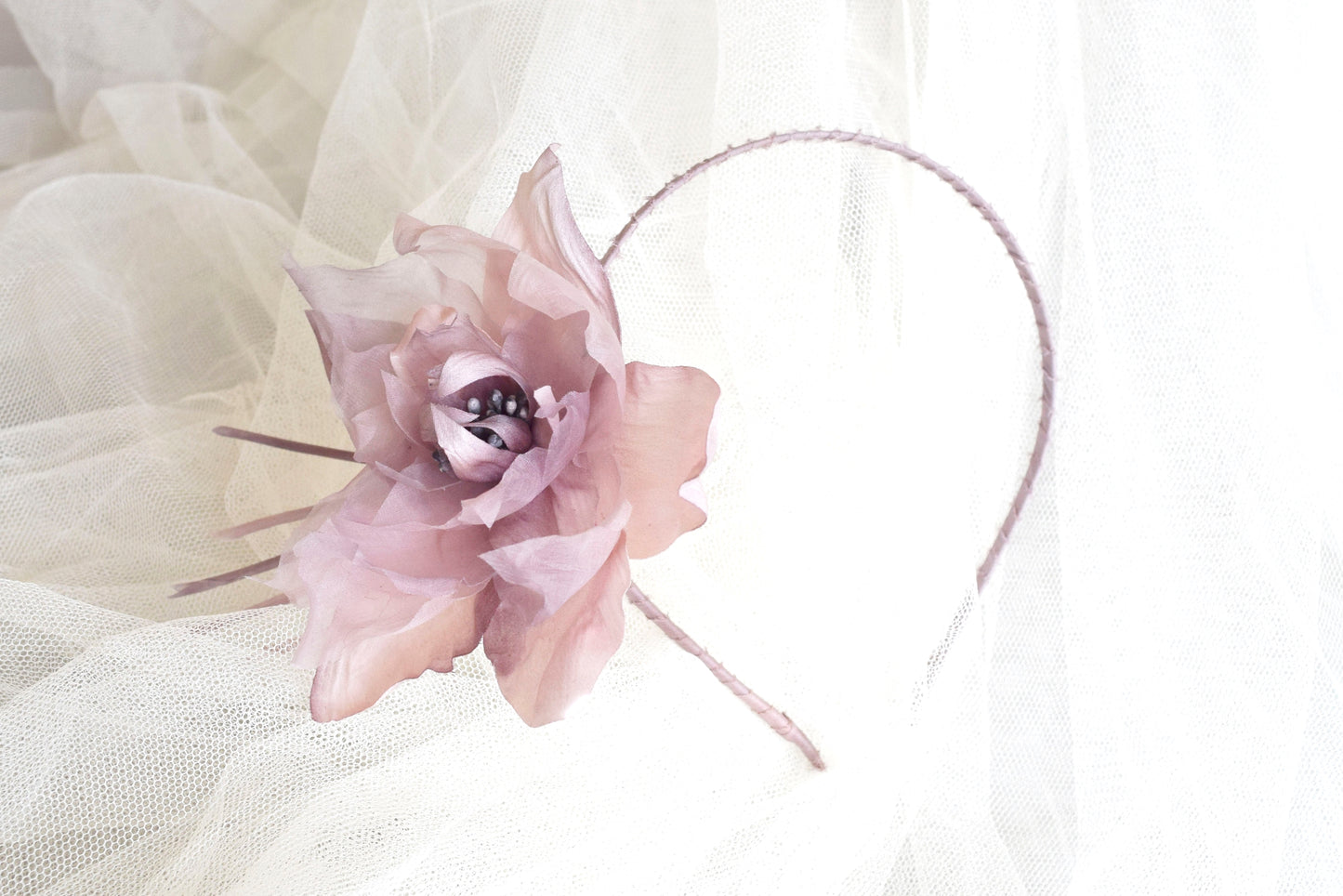 Diadema con flor rosa para boda, Tocado para madrina. Diadema floral para invitada. Flor de seda para el pelo.