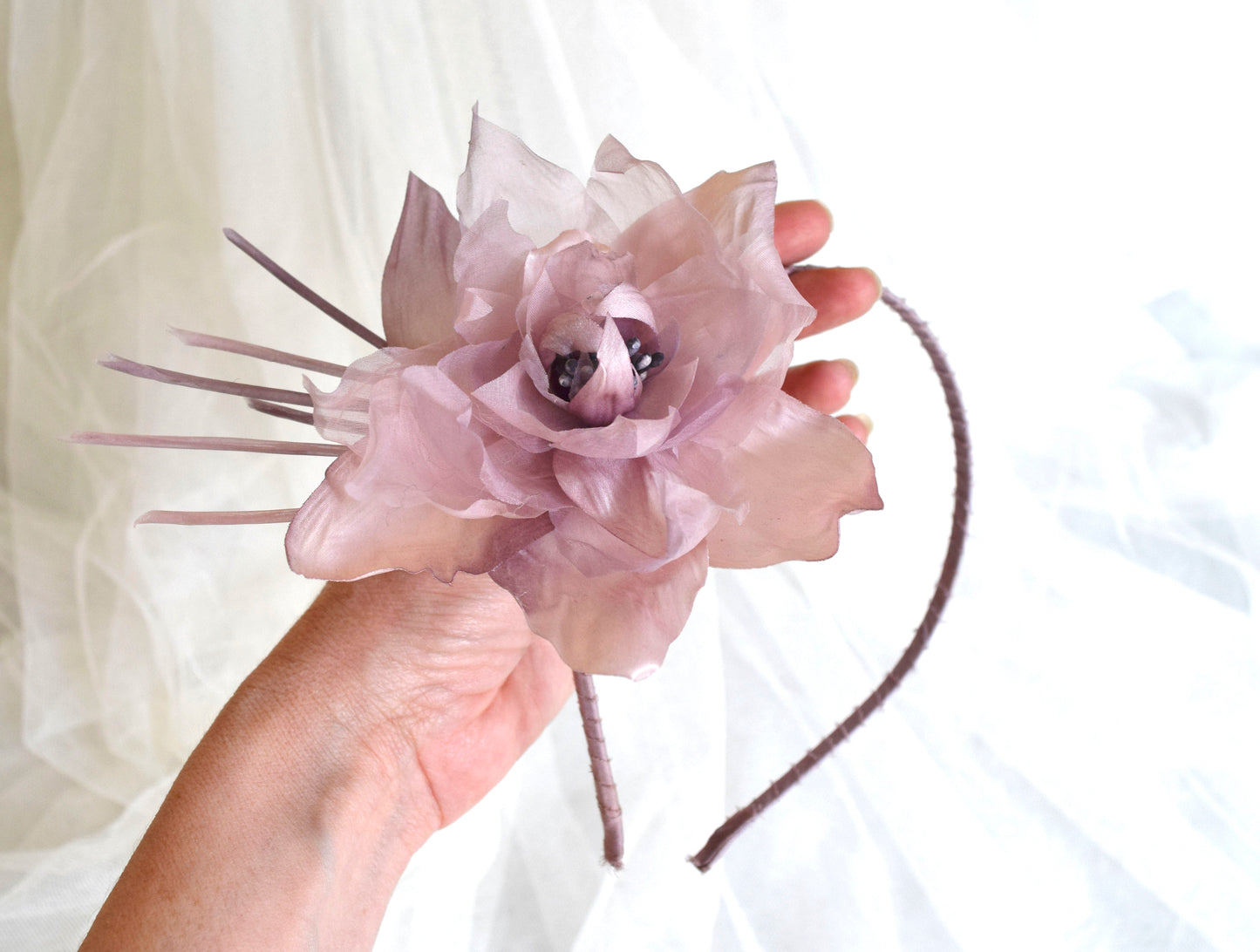 Diadema con flor rosa para boda, Tocado para madrina. Diadema floral para invitada. Flor de seda para el pelo.
