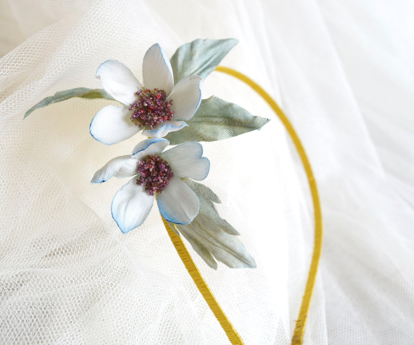 Diadema elegante para boda. Diadema elegante para comunión. Diadema para novia. Diadema azul de flores