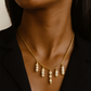 Collar corto de perlas salmón, cadena dorada, estilo delicado y elegante.