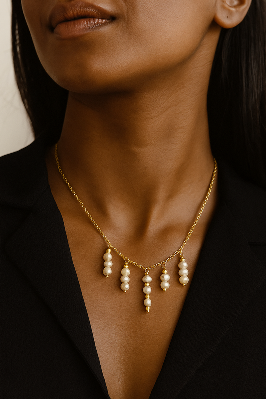 Collar corto de perlas salmón, cadena dorada, estilo delicado y elegante.