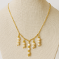 Collar corto de perlas salmón, cadena dorada, estilo delicado y elegante.