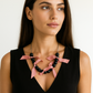 Collar de cuentas de ónix negro, cintas rosa palo.