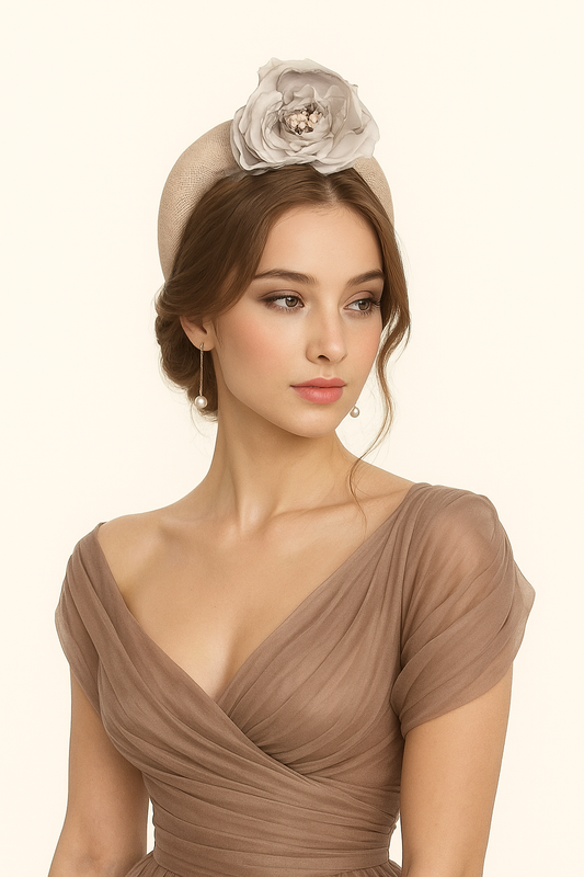 Diadema de fiesta gris con flor grande, Tocado elegante gris y rosa de tela para invitada, Diadema gris para boda.