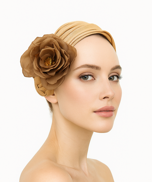 Tocado de sinamay seda beige con flor marrón de organza.