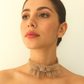 Choker de tul marrón bisón con cristalitos y cinta de terciopelo beige.