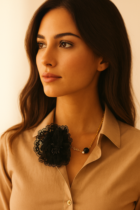 Collar corto dorado con flor de encaje negro y cuentas · Elegante y versátil.