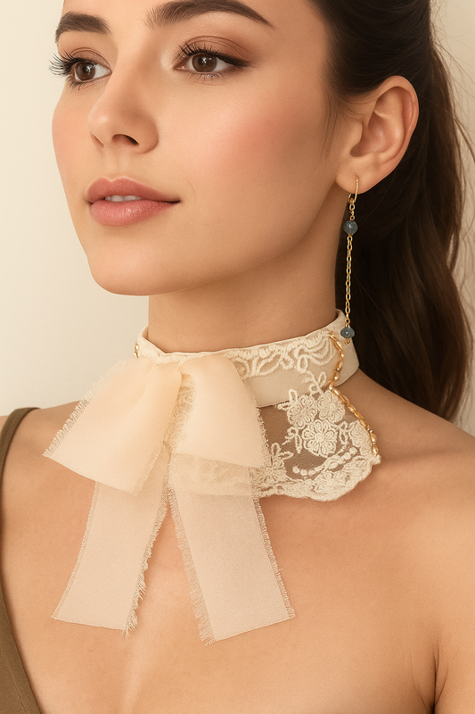 Choker de encaje con lazo de gasa y base de terciopelo marfil · Elegante y versátil.