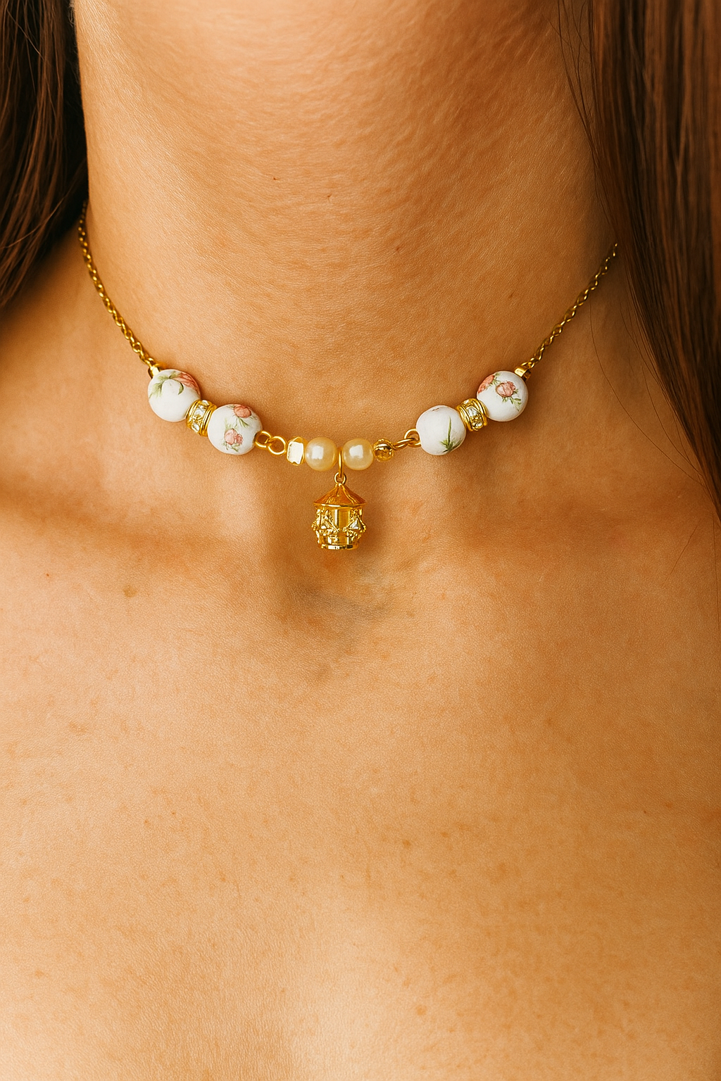 Collar corto dorado coquet con dije de tiovivo.