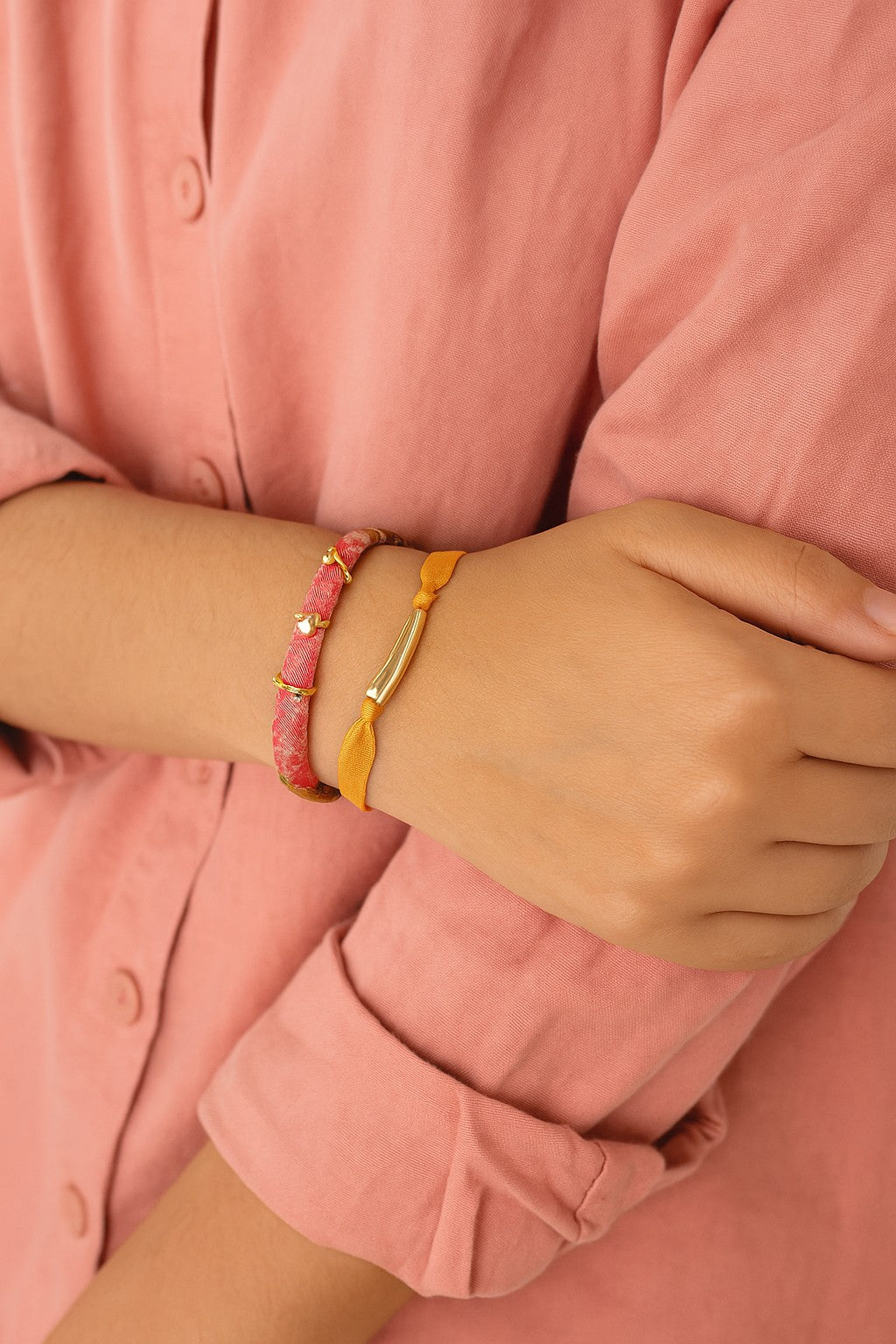 Pulsera doble de seda mostaza y cinta estampada con detalles dorados.