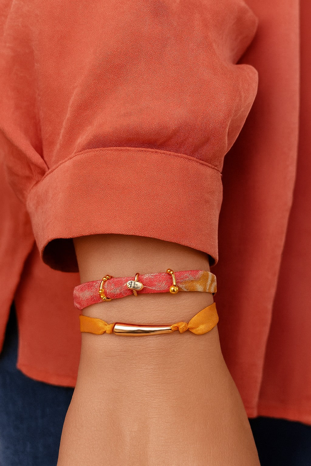 Pulsera doble de seda mostaza y cinta estampada con detalles dorados.