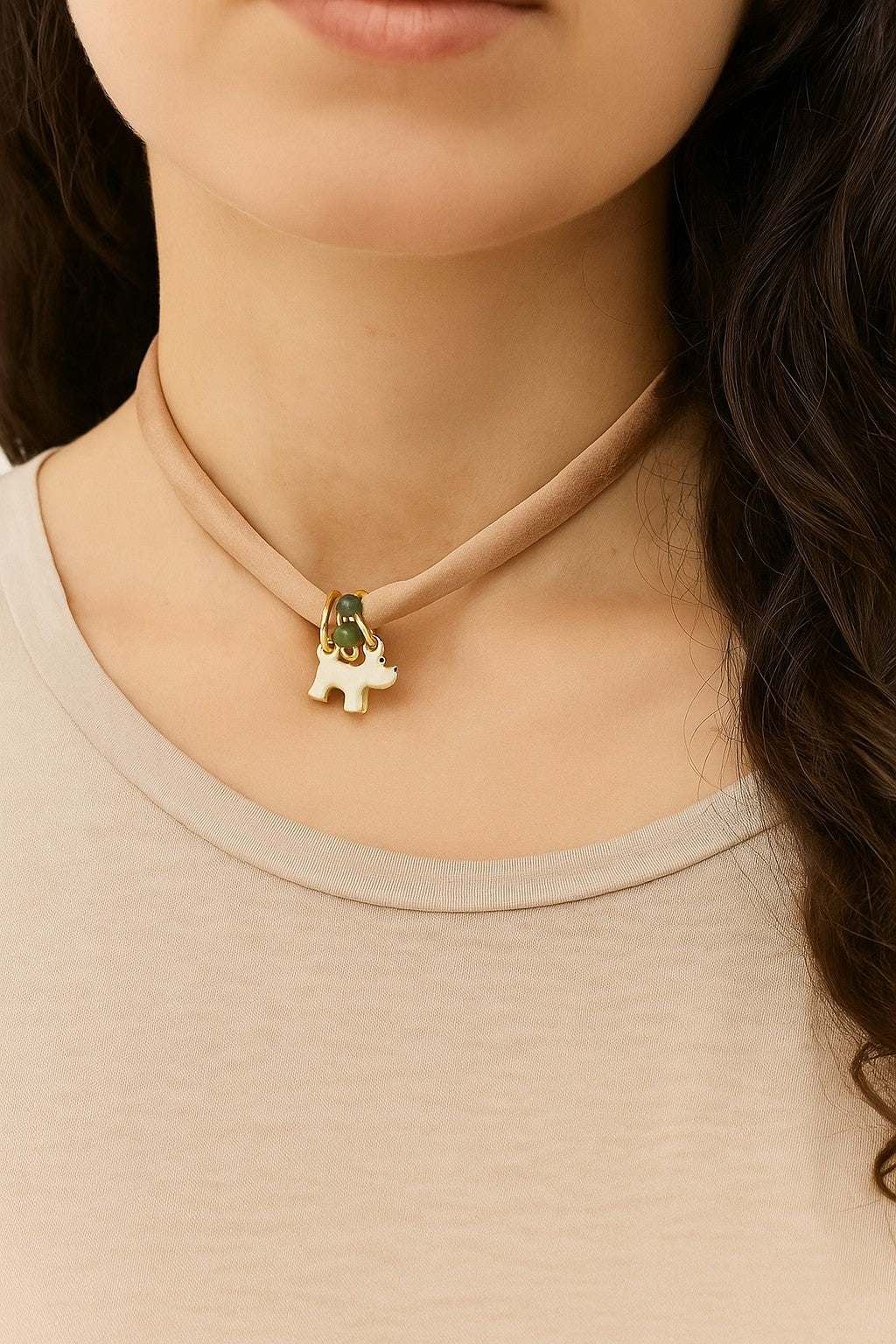 Collar cortito de seda tostada con perrito blanco y aventurina verde.
