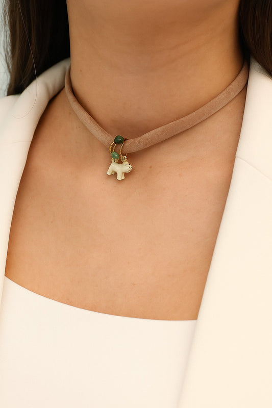 Collar cortito de seda tostada con perrito blanco y aventurina verde.