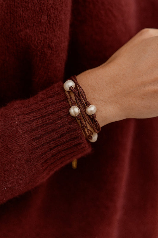 Pulsera de hilo de lino granate con perlas de agua dulce.