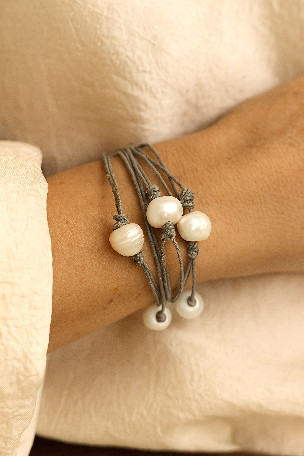 Pulsera de hilo de lino gris con perlas de agua dulce.