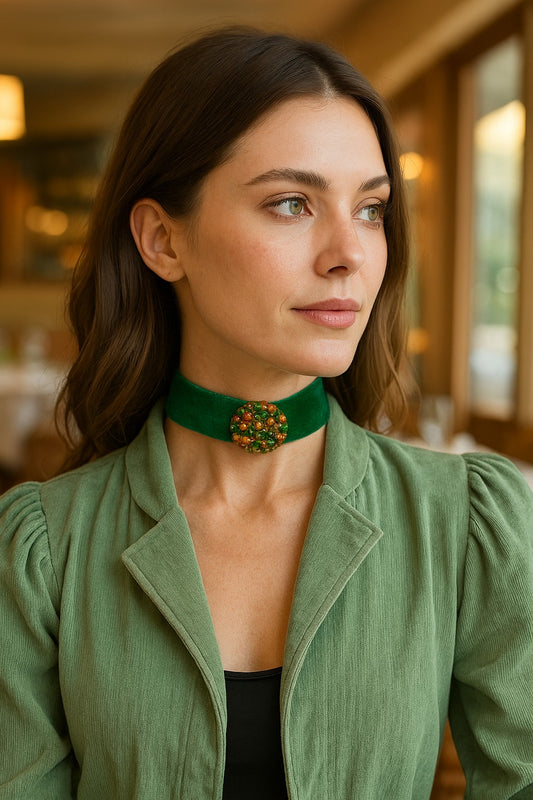 Choker de terciopelo verde con aventurinas — elegante, favorecedor y con personalidad.