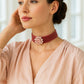 Choker rosa palo con detalle entrelazado.