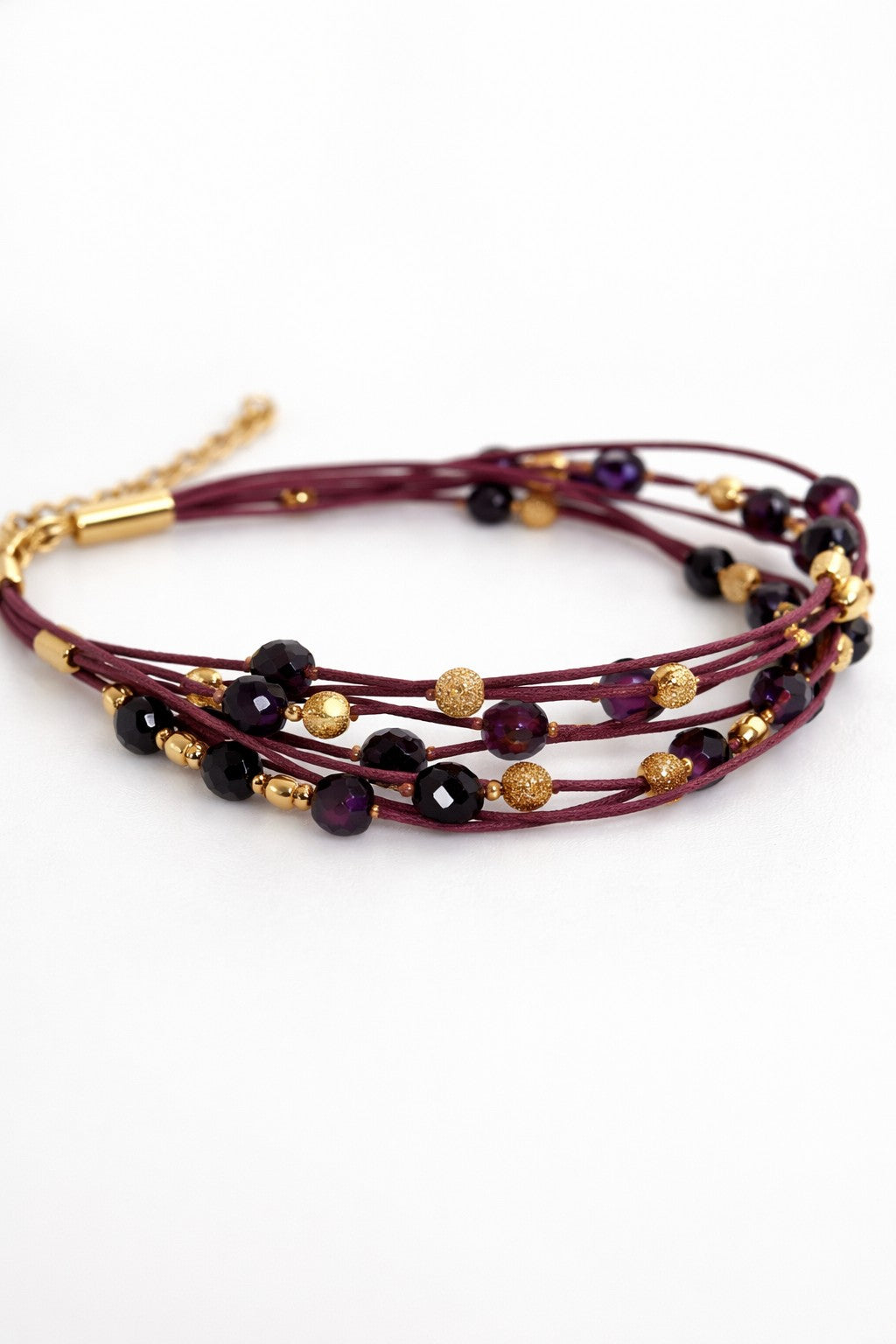 Pulsera granate de lino con cristal y acero dorado.