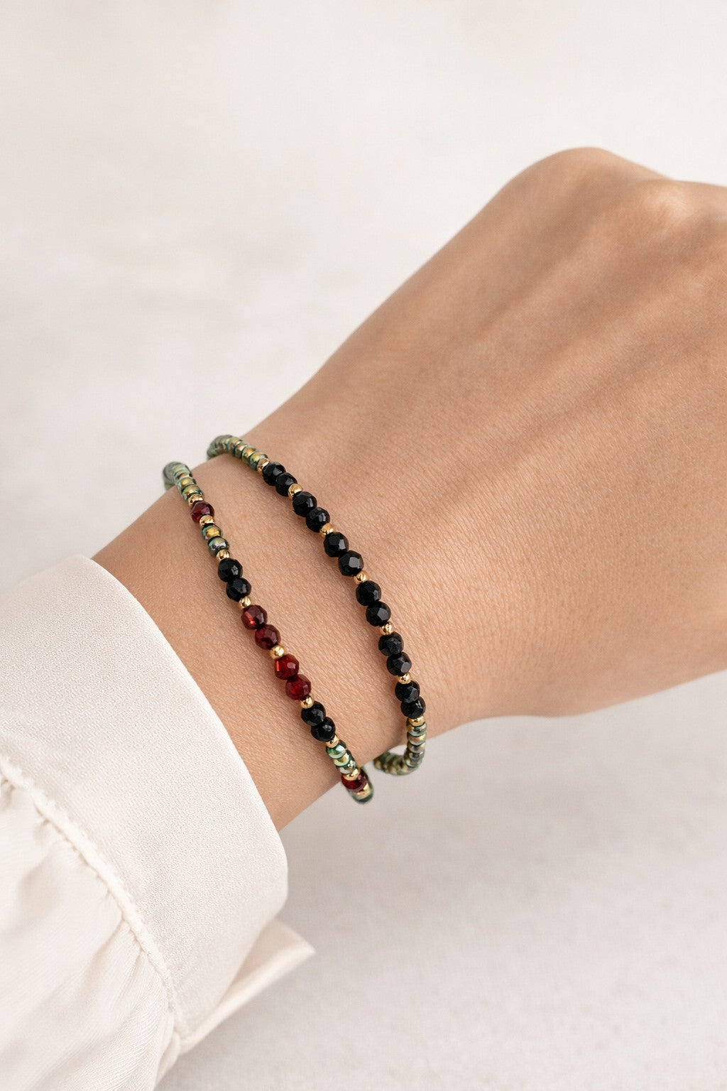 Pulsera doble de vidrio verde, rojo y negro.