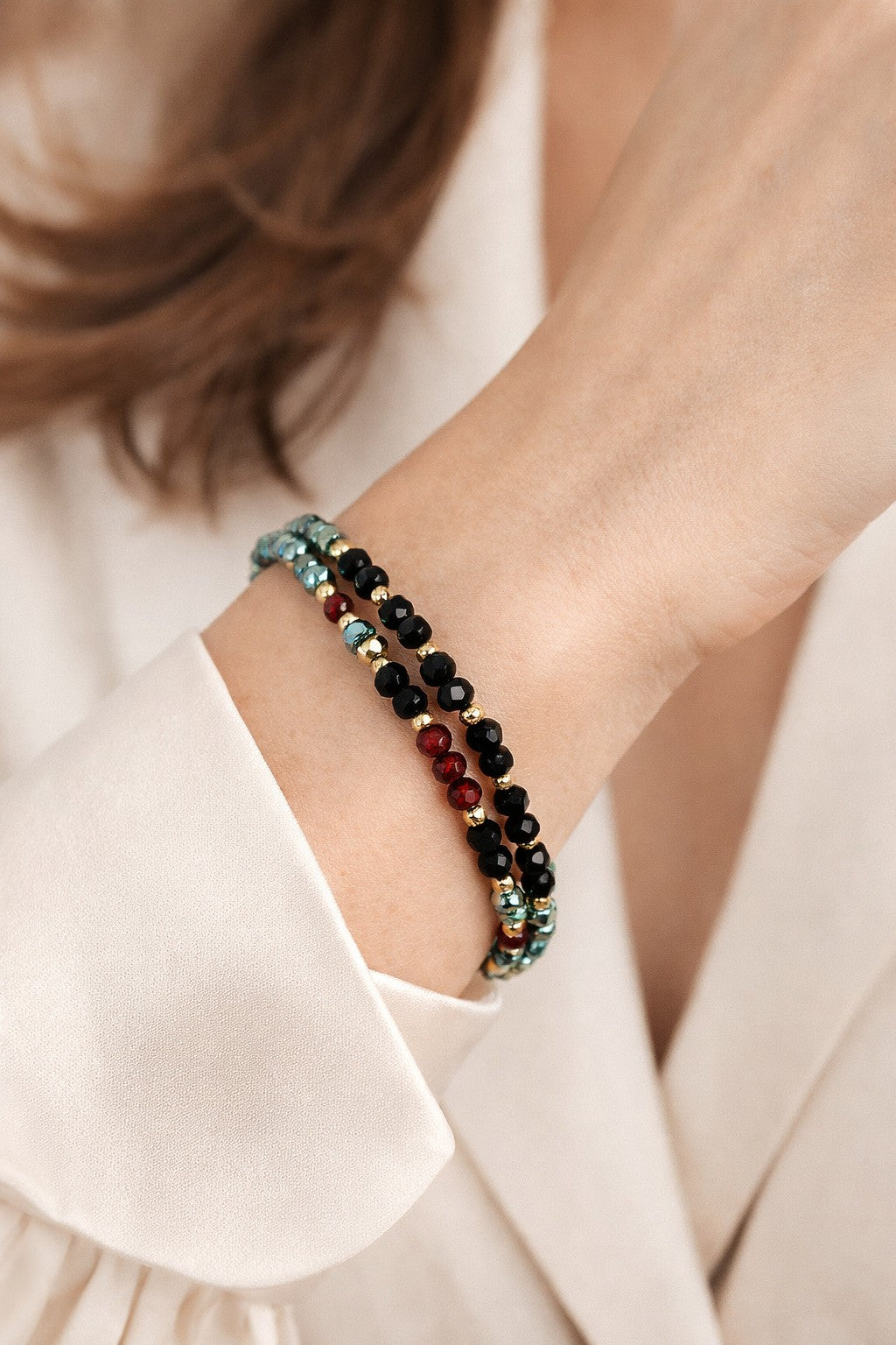 Pulsera doble de vidrio verde, rojo y negro.