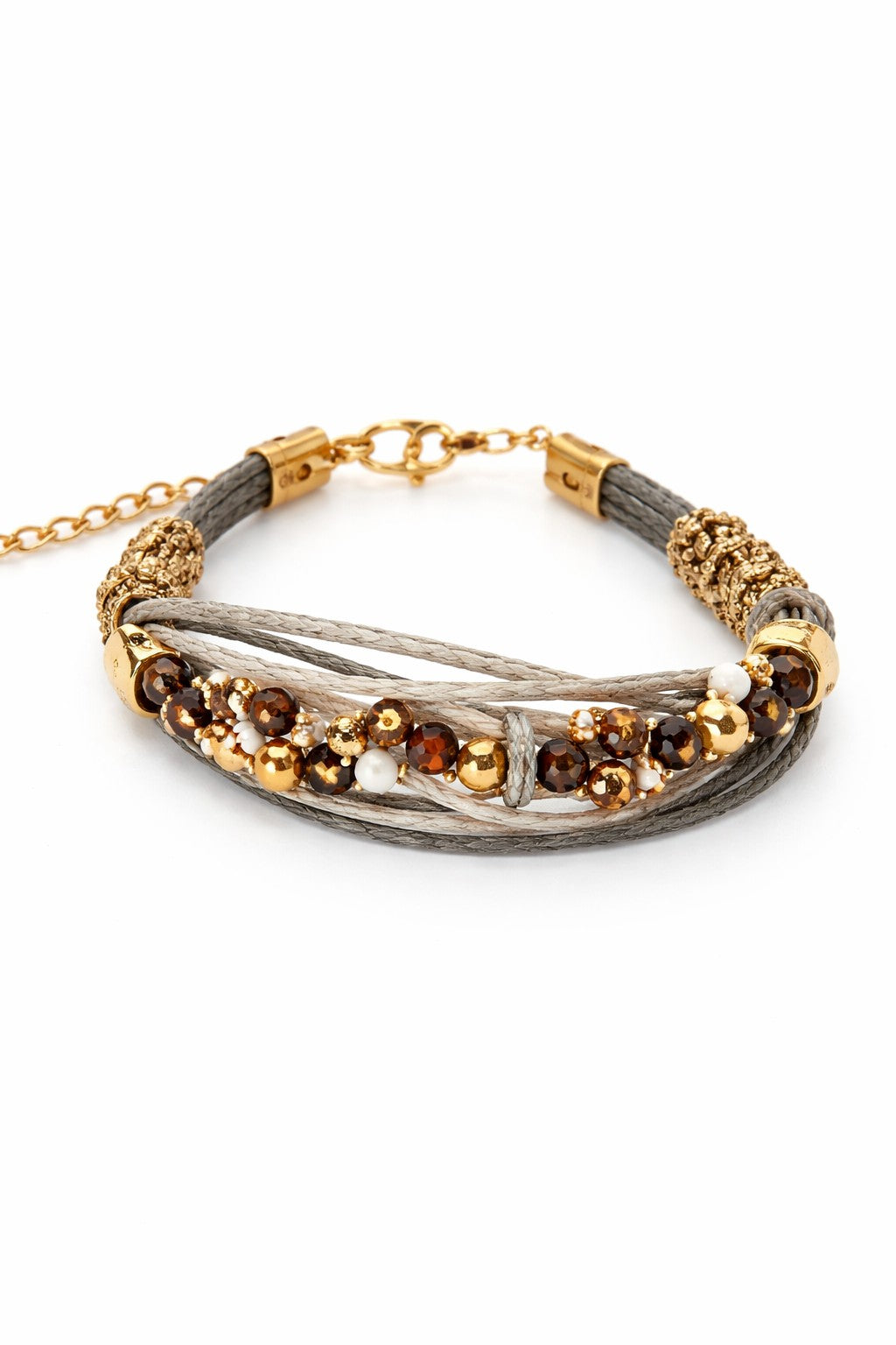 Pulsera de hilos de lino y cuentas en tonos dorados con cadenita decorativa.
