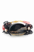 Pulsera de terciopelo rosa con ágata negra y perlas de río.