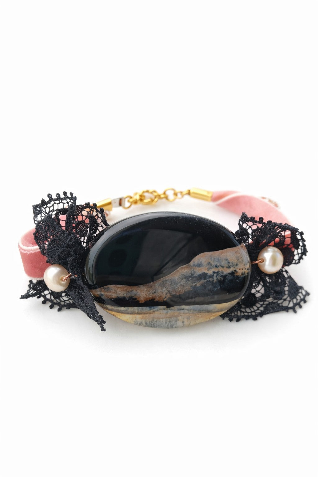 Pulsera de terciopelo rosa con ágata negra y perlas de río.