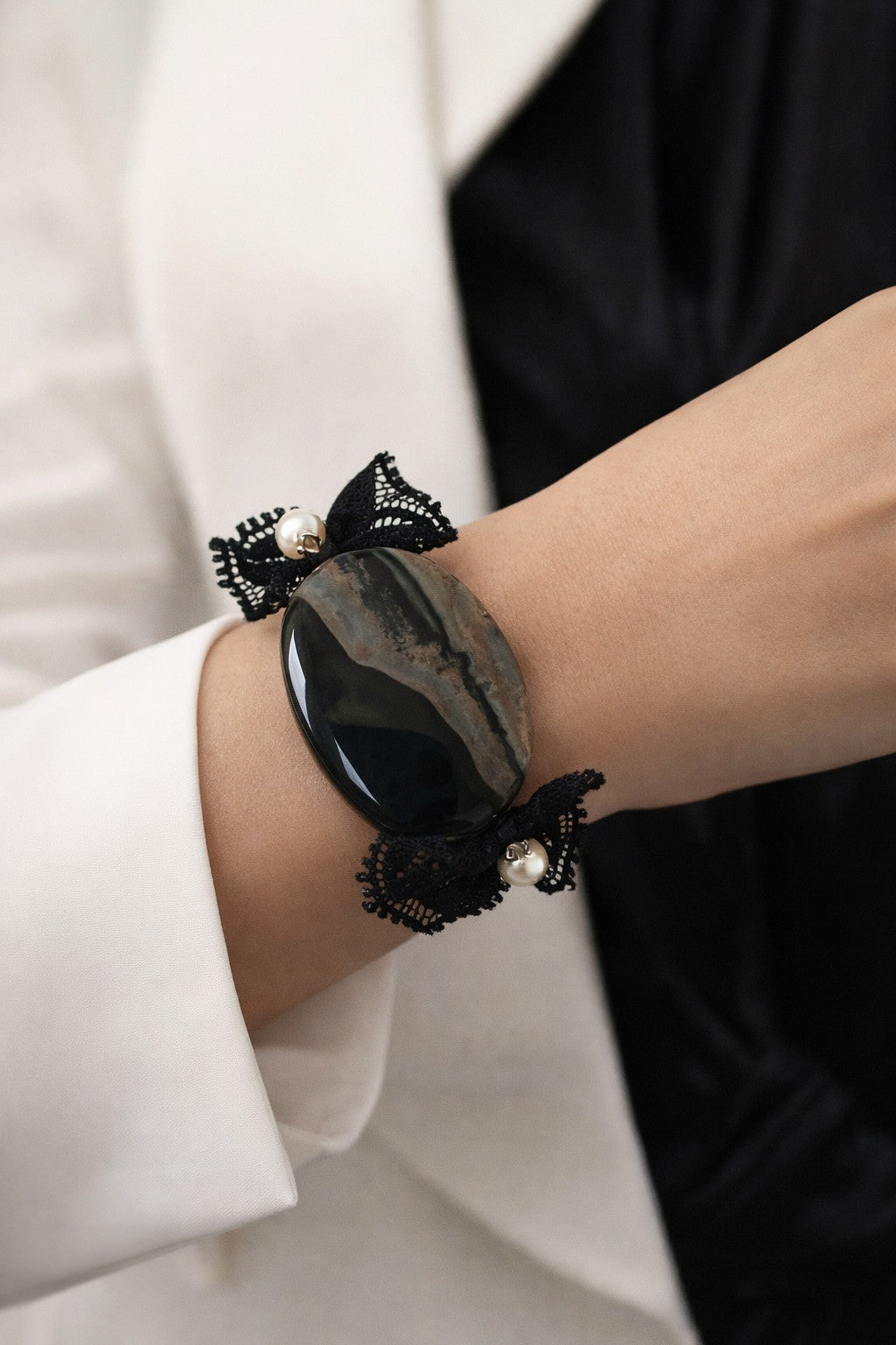 Pulsera de terciopelo rosa con ágata negra y perlas de río.