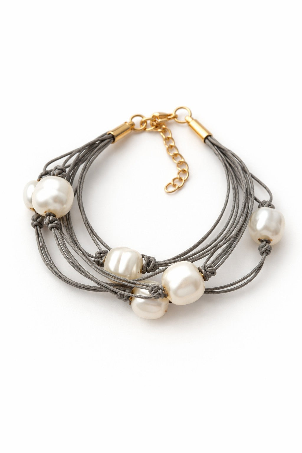 Pulsera de hilo de lino gris con perlas de agua dulce.