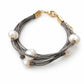 Pulsera de hilo de lino gris con perlas de agua dulce.