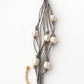 Pulsera de hilo de lino gris con perlas de agua dulce.