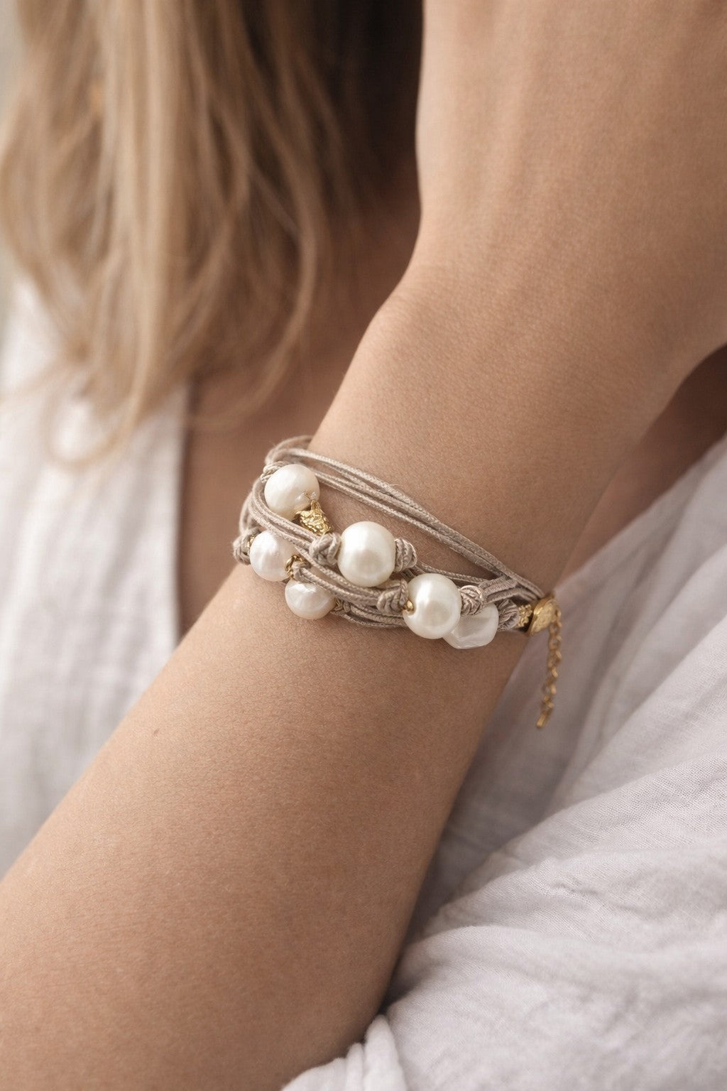 Pulsera de hilo de lino natural con perlas de agua dulce