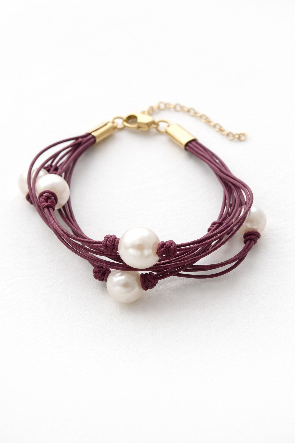 Pulsera de hilo de lino granate con perlas de agua dulce.