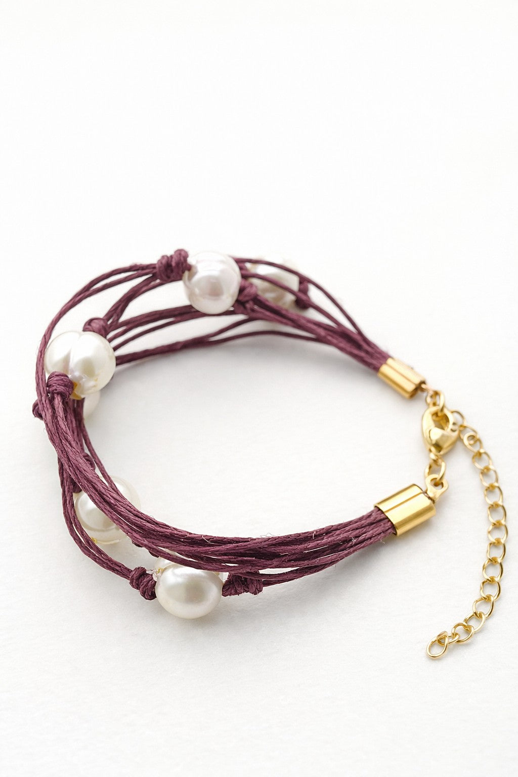 Pulsera de hilo de lino granate con perlas de agua dulce.