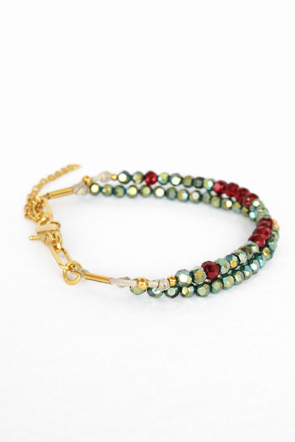 Pulsera doble de cristal rojo, verde y dorado.