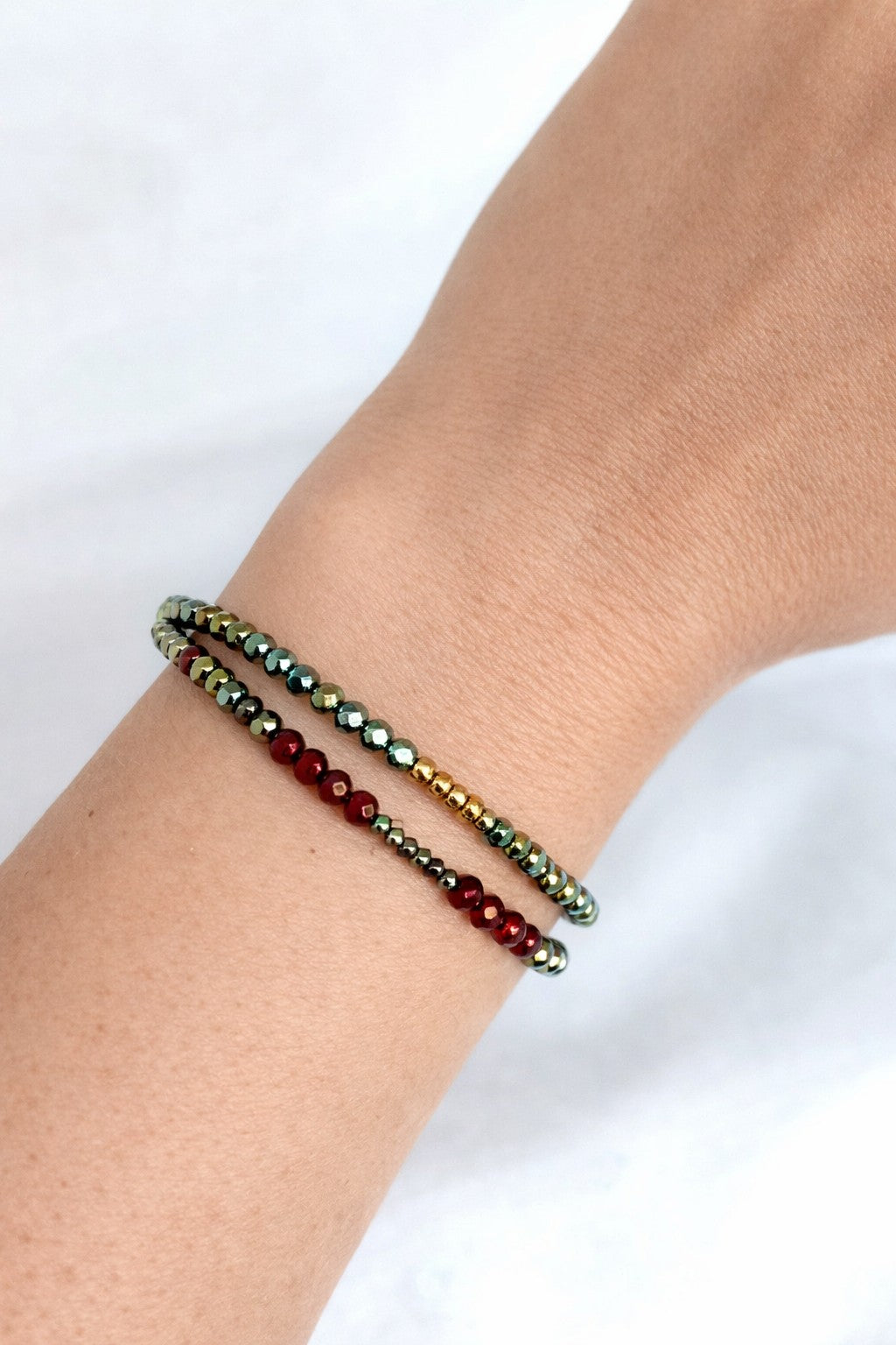 Pulsera doble de cristal rojo, verde y dorado.