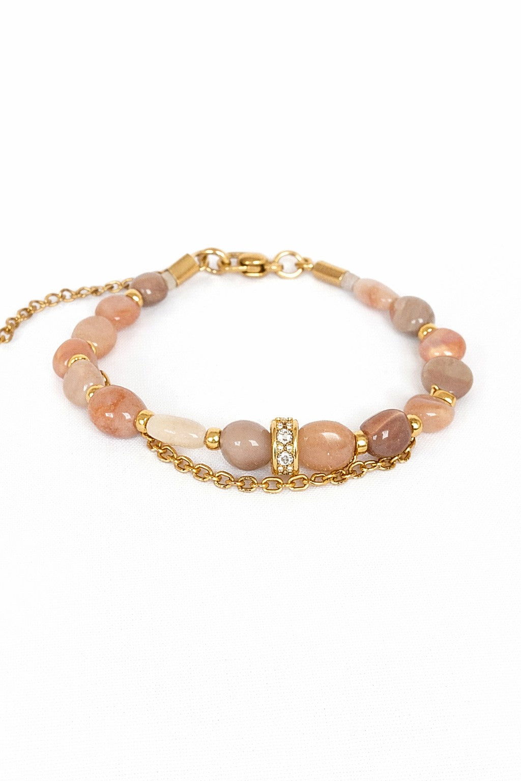 Pulsera de piedra del sol con cadenas doradas.