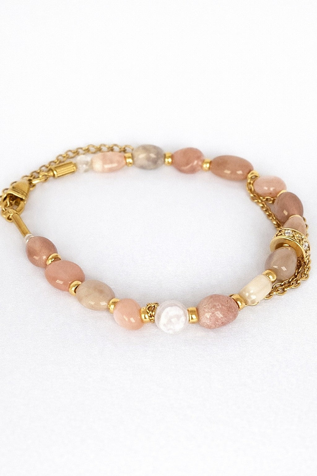 Pulsera de piedra del sol con cadenas doradas.